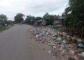 Sampah yang menumpuk tebar aroma busuk di sudut Desa Parang Sikureung Kecamatan Matang Kuli