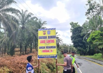Satuan Lalu Lintas (satlantas) Polres Nagan Raya, Senin (17/10) memasang spanduk himbaun dijalan lintas gunung trans kawasan kecamatan Tadu Raya dan Darul Makmur