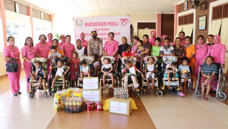 Pengurus Cabang Bhayangkari Belu anjangsana ke Warakawuri dan anak-anak panti asuhan