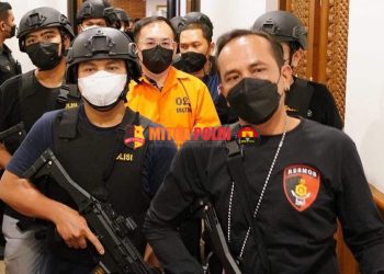 Apin BK saat Diamankan Petugas Kepolisian di Bandara Soekarno Hatta - Jakarta