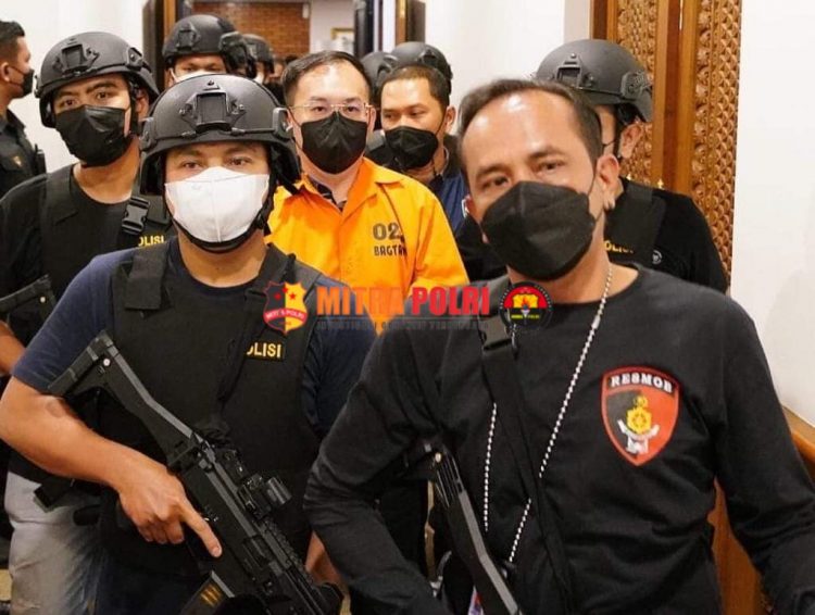 Apin BK saat Diamankan Petugas Kepolisian di Bandara Soekarno Hatta - Jakarta