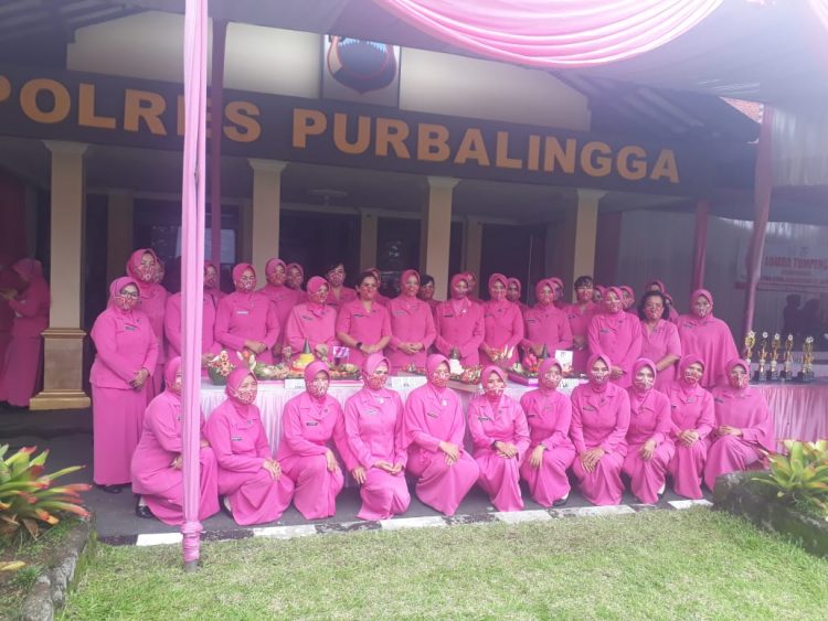 Ketua bhayangkari polres purbalingga mengelar lomba kreasi tumpeng