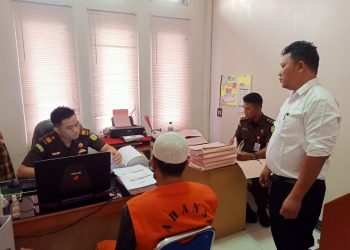 Penyidik Unit Tipikor Sat Reskrim Polres Aceh Tamiang menyerahkan tersangka dan barang bukti (BB) tahap II dugaan tindak pidana korupsi pengelolaan keuangan Kampung Tanjung Seumantoh Kecamatan Karang Baru tahun 2020
