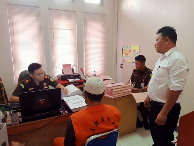 Penyidik Unit Tipikor Sat Reskrim Polres Aceh Tamiang menyerahkan tersangka dan barang bukti (BB) tahap II dugaan tindak pidana korupsi pengelolaan keuangan Kampung Tanjung Seumantoh Kecamatan Karang Baru tahun 2020