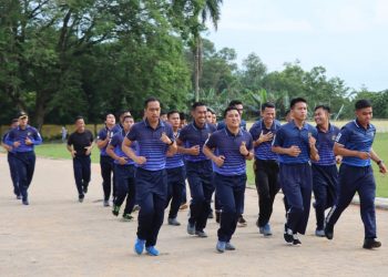 Personil Polres Bangka melakukan olahraga bersama setelah melaksanakan Apel Pagi