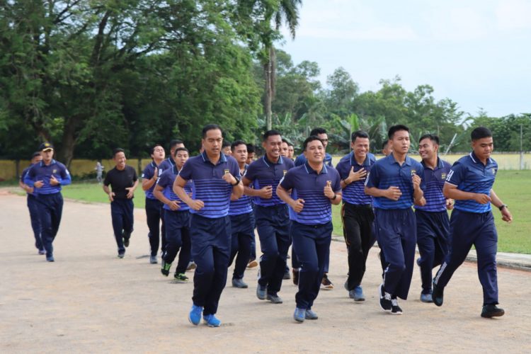 Personil Polres Bangka melakukan olahraga bersama setelah melaksanakan Apel Pagi
