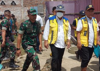Dandim 0103/Aut, Letkol Inf Hendrasari Nurhono S.I.P., M.I.P., dampingi Komandan Korem 011/LW Kolonel Inf Bayu Permana dan Penjabat Gubernur Aceh, Achmad Marzuki, sambut Kedatangan Menteri Pekerjaan Umum dan Perumahan Rakyat (PUPR), Dr. Ir. M. Basuki Hadimuljono, M.Sc