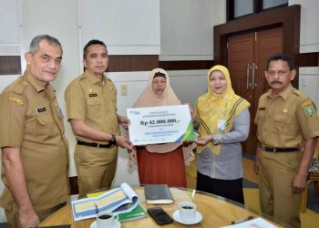 Pj Wali Kota Sabang, Reza Fahlevi menyerahkan secara simbolis Santunan Jaminan Kematian (JKM) dari BPJS Ketenagakerjaan, kepada ahli waris pegawai non ASN yang meninggal dunia