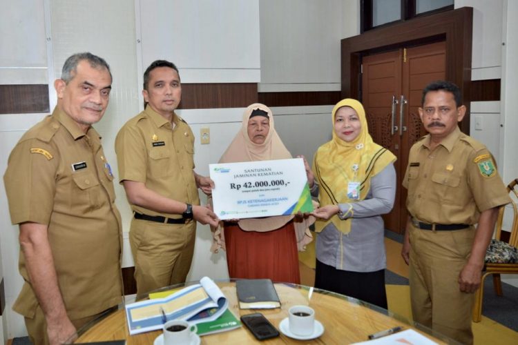 Pj Wali Kota Sabang, Reza Fahlevi menyerahkan secara simbolis Santunan Jaminan Kematian (JKM) dari BPJS Ketenagakerjaan, kepada ahli waris pegawai non ASN yang meninggal dunia