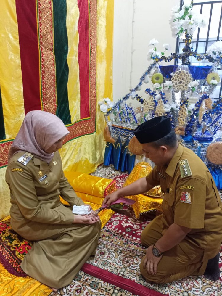 Camat kuala saat Peusijuk (tepung tawar) kepada PJ Bupati Nagan Raya Fitrany Farhas diacara pengantar tugas camat kuala