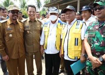 Menteri Pekerjaan Umum dan Perumahan Rakyat Dr Ir M Basuki Hadimuljono, MSc, didampingi oleh Penjabat Gubernur Aceh Achmad Marzuki meninjau langsung lokasi tanggul sungai Krueng Keureutoe yang jebol dihantam banjir