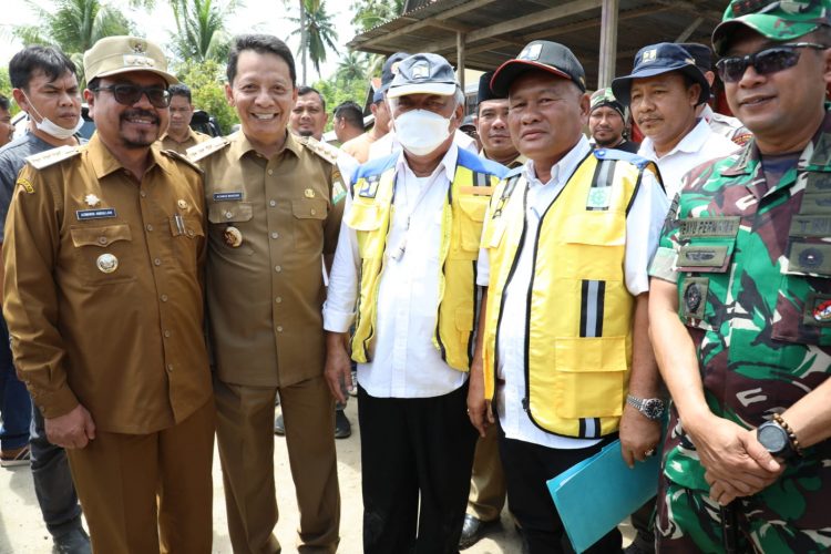 Menteri Pekerjaan Umum dan Perumahan Rakyat Dr Ir M Basuki Hadimuljono, MSc, didampingi oleh Penjabat Gubernur Aceh Achmad Marzuki meninjau langsung lokasi tanggul sungai Krueng Keureutoe yang jebol dihantam banjir