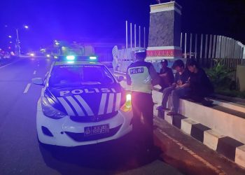 Anggota Sat Lantas Polres Bangka Barat melaksanakan patroli Blue Light