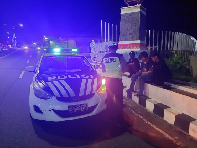 Anggota Sat Lantas Polres Bangka Barat melaksanakan patroli Blue Light