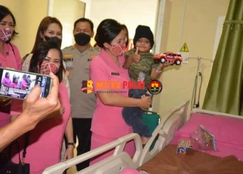 Ketua Bhayangakari Daerah Sumatera Utara Ny. Rita Panca Putra mengunjungi Al Faqih (4) anak korban kekerasan paman dan bibinya