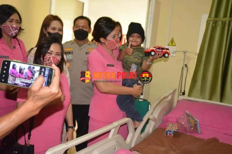 Ketua Bhayangakari Daerah Sumatera Utara Ny. Rita Panca Putra mengunjungi Al Faqih (4) anak korban kekerasan paman dan bibinya