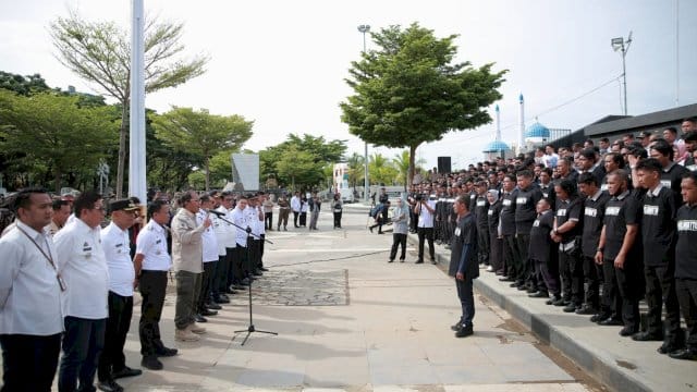 153 personel Pakandatto perwakilan dari masing-masing kelurahan dikukuhkan Wali Kota Makassar Danny Pomanto, di Anjungan City Of Makassar