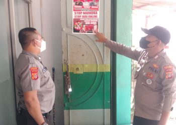 Personel Polsek Dewantara gencar sosialisasikan Stop Narkoba dan Stop Judi Online melalui stiker yang ditempel di tempat publik