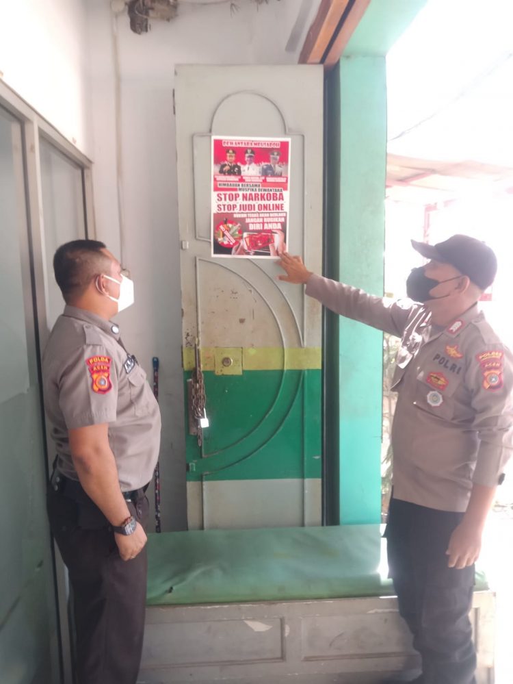 Personel Polsek Dewantara gencar sosialisasikan Stop Narkoba dan Stop Judi Online melalui stiker yang ditempel di tempat publik
