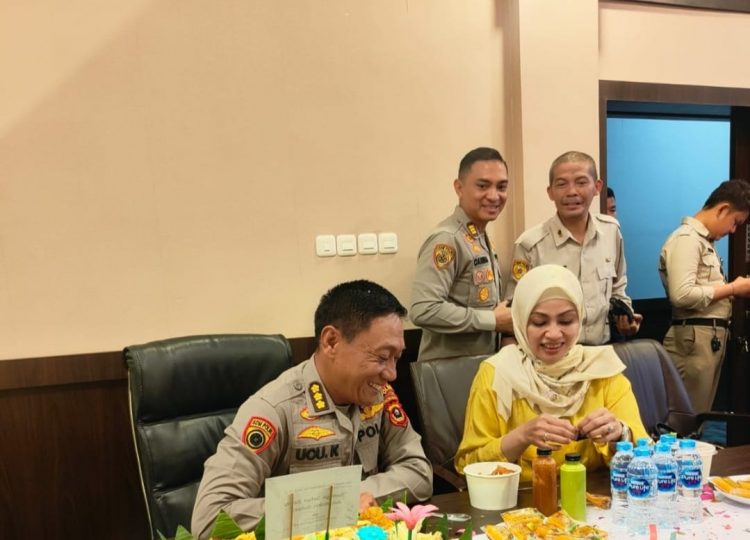 Karo SDM Polda Sumsel Kombes Pol Ucu Kuspriyadi merayakan hari ulang tahun ke 49