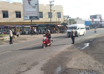 Personel Polsek Samudera melaksanakan strong poin (pengaturan lalulintas) di jalur Medan - Banda Aceh tepatnya di Keude Geudong