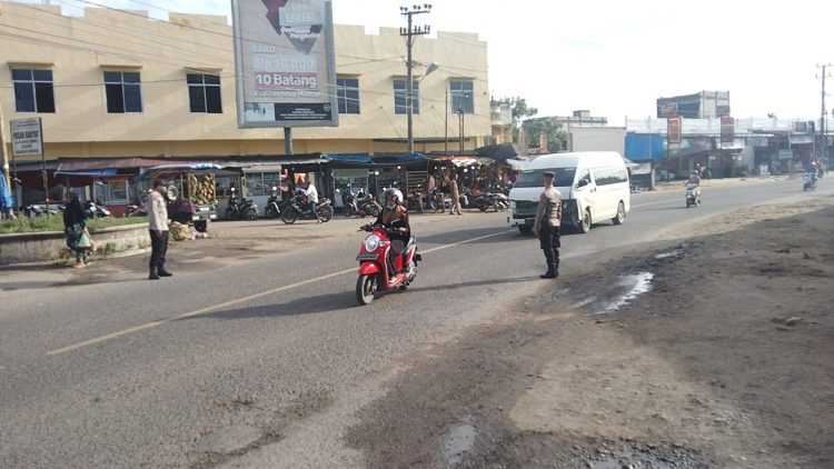 Personel Polsek Samudera melaksanakan strong poin (pengaturan lalulintas) di jalur Medan - Banda Aceh tepatnya di Keude Geudong
