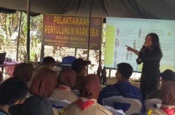 SATGAS TMMD ke-115 Kodim 0402/OKI mengelar penyuluhan tentang bahaya pemakaian narkotika bagi para generasi muda di Posko TMMD Desa Cahya Bumi