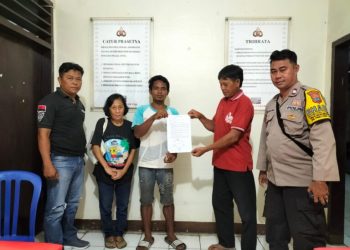 Bhabinkamtibmas Desa Pineleng Aiptu Ruben Wuisan yang telah berhasil menyelesaikan permasalahan (problem solving) penganiayaan ringan terhadap korban mertua yang dilakukan oleh menantunya