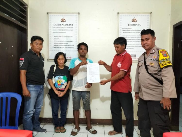Bhabinkamtibmas Desa Pineleng Aiptu Ruben Wuisan yang telah berhasil menyelesaikan permasalahan (problem solving) penganiayaan ringan terhadap korban mertua yang dilakukan oleh menantunya