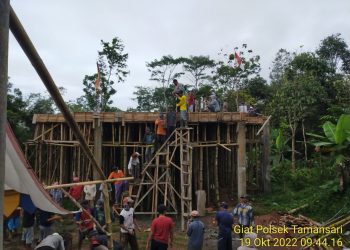 Gotong royong pembangunan Kantor Sekretariat MUI dan DMI di Kampung Sinanghayu