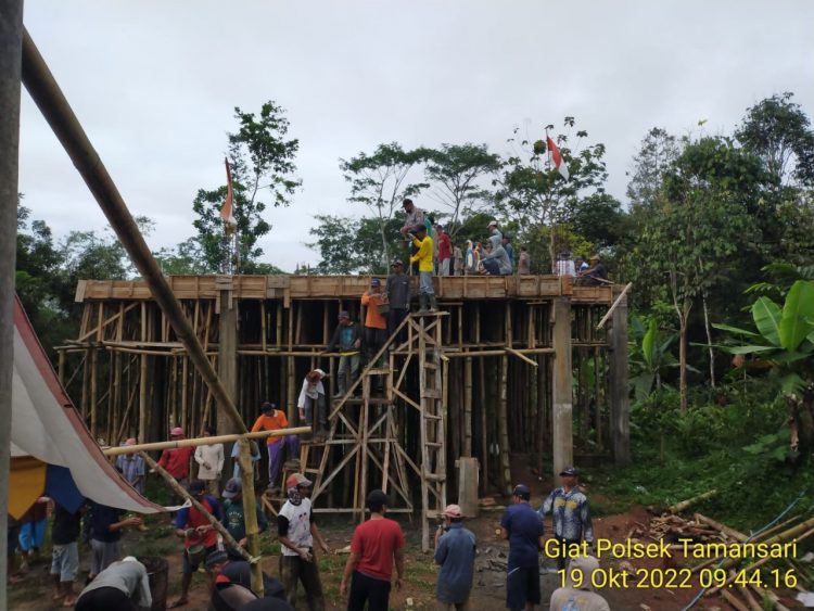 Gotong royong pembangunan Kantor Sekretariat MUI dan DMI di Kampung Sinanghayu