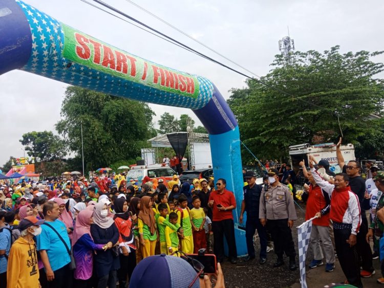 Ribuan peserta mengikuti kegiatan Gerak Jalan Santai dalam rangka memperingati Hari Jadi Kota Tasikmalaya ke 21