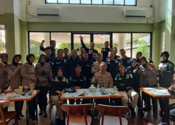Personel Bidhumas Polda Sumsel melaksanakan ratas sekaligus merayakan hari ulang tahun Kasubbid PID AKBP Yoga Bhaskara ke 43