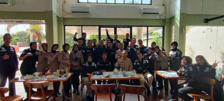 Personel Bidhumas Polda Sumsel melaksanakan ratas sekaligus merayakan hari ulang tahun Kasubbid PID AKBP Yoga Bhaskara ke 43