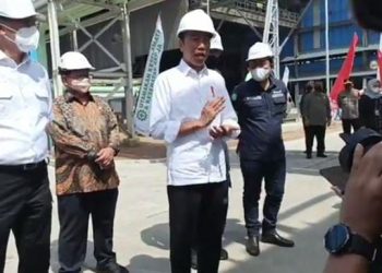 Presiden Jokowi dalam konferensi pers ketika mengunjungi sebuah smelter milik PT Timah Tbk di, Muntok, Kabupaten Bangka Barat