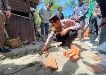 Kapolsek Dewantara, Iptu Subihan Afuan Ardhi, STrK melakukan peletakan batu pertama pembangunan bantuan rumah untuk warga kurang mampu di Gampong Bangka Jaya