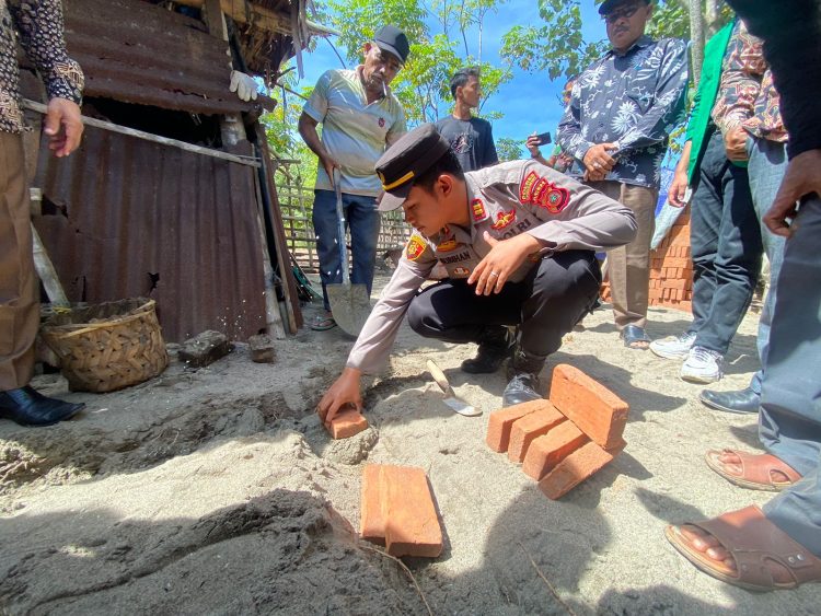 Kapolsek Dewantara, Iptu Subihan Afuan Ardhi, STrK melakukan peletakan batu pertama pembangunan bantuan rumah untuk warga kurang mampu di Gampong Bangka Jaya