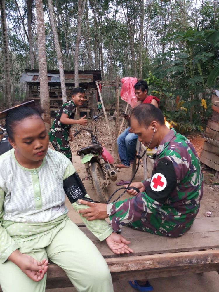 TNI Manunggal Membangun Desa (TMMD) ke-115 Juga berikan pelayanan kesehatan gratis bagi masyarakat Desa Cahya Bumi