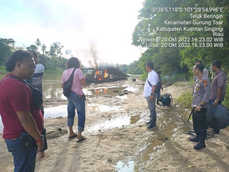 Penertiban Penambang Emas Tanpa Izin (PETI) di aliran sungai Batang Kuantan area pancang finish pacu jalur desa Bukit Pedusunan Kecamatan Kuantan Mudik