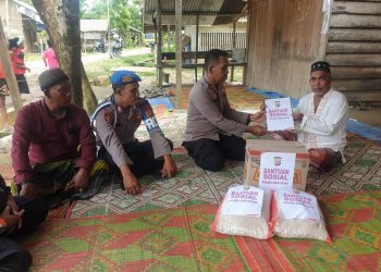 Kapolsek Paya Bakong Ipda Iskandar menyerahkan bantuan sosial berupa sembako kepada keluarga korban disambar petir di Alue Lhok