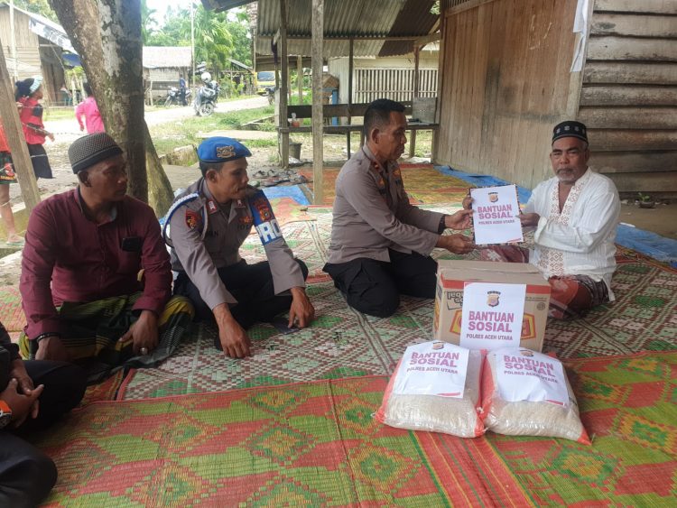 Kapolsek Paya Bakong Ipda Iskandar menyerahkan bantuan sosial berupa sembako kepada keluarga korban disambar petir di Alue Lhok