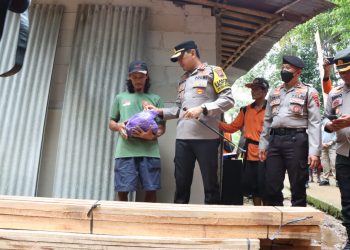 Kapolresta Banyumas Kombes Pol Edy Suranta Sitepu, SIK, MH, memberikan bantuan sosial berupa material bangunan dan paket sembako kepada korban bencana tanah longsor