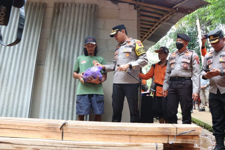 Kapolresta Banyumas Kombes Pol Edy Suranta Sitepu, SIK, MH, memberikan bantuan sosial berupa material bangunan dan paket sembako kepada korban bencana tanah longsor