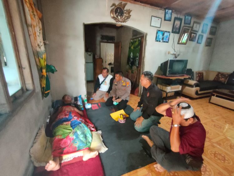 Kasi Humas, AKP Zulkarnain didampingi Aipda Hardiansyah dan Briptu M.Tulus menjenguk rekan media online ketua DPD PPWI Provinsi Bangka Belitung Ali Rachmansyah atau selaku Kaperwil Bangka Belitung Media Global-hukumindonesis.com