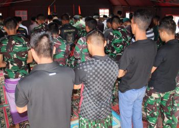 Satgas TMMD Kodim 0402/OKI dalam menjalankan sholat Jum’at di Desa Cahya Bumi, Kecamatan Lempuing