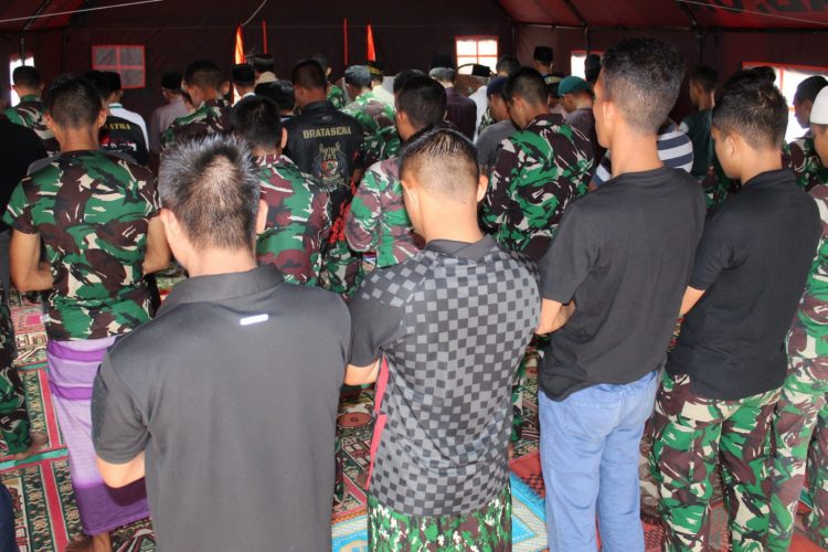 Satgas TMMD Kodim 0402/OKI dalam menjalankan sholat Jum’at di Desa Cahya Bumi, Kecamatan Lempuing
