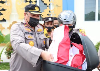 Jajaran Polres Pangkalpinang bersama personel Bhabinkamtibmas laksanakan kegiatan penyerahan pembagian sembako Presiden RI kepada masyarakat