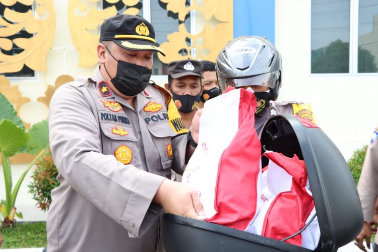 Jajaran Polres Pangkalpinang bersama personel Bhabinkamtibmas laksanakan kegiatan penyerahan pembagian sembako Presiden RI kepada masyarakat