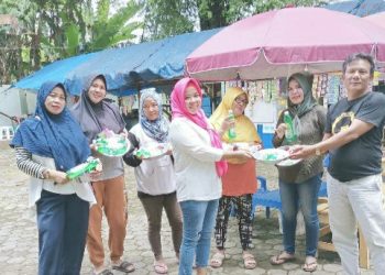 Koran Harian Gerbang Sumatra 88 Perwakilan Kabupaten Tanggamus membagikan bingkisan untuk pedagang Ruang Terbuka Hijau (RTH)