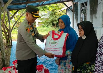 Polres Bangka Barat dan Polsek jajaran menyerahkan bantuan sosial dari Bapak Presiden Republik Indonesia Ir. Joko Widodo berupa paket sembako untuk warga yang membutuhkan